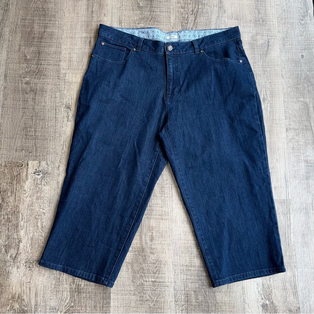 IZOD Secret Slimming Cropped Jeans Size 18
Dark Wash